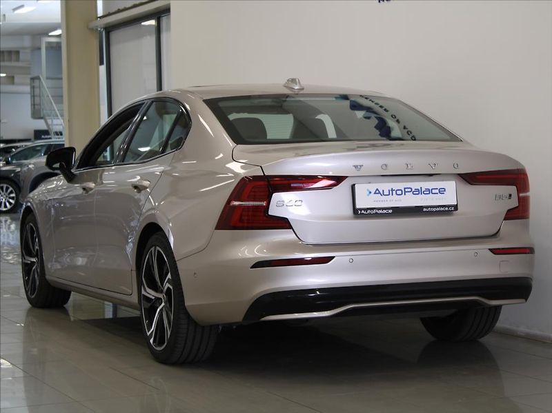 Volvo S60 2,0 B5 AWD Ultimate Dark ČR - fotka 3 z 28