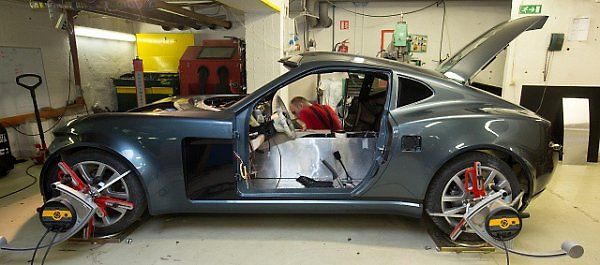 Vysokoškolský tým v Ostravě vyrobil sportovní elektromobil SCX.