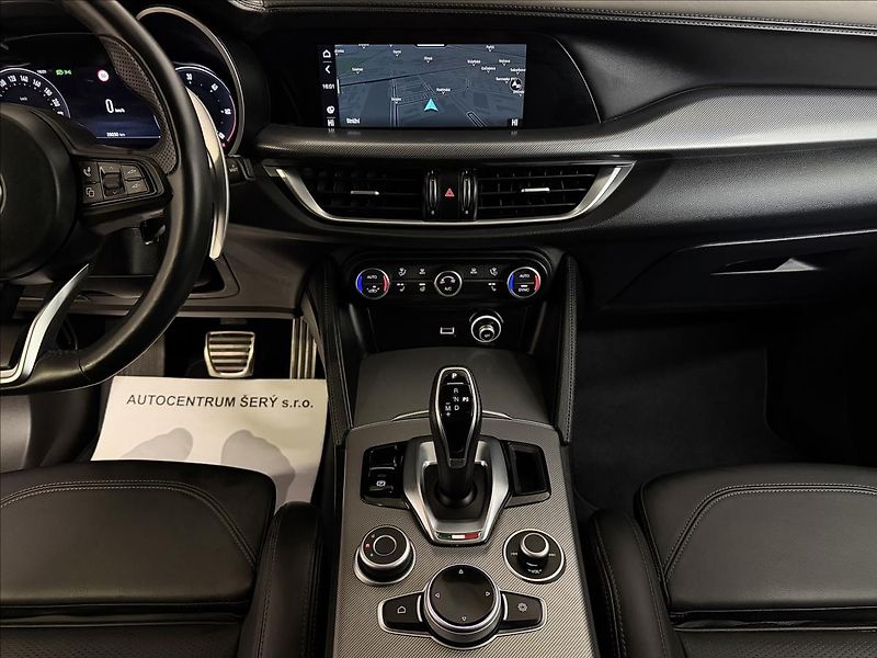 Alfa Romeo Stelvio VELOCE 154kW Q4 PANO H&K R21 - fotka 17 z 42