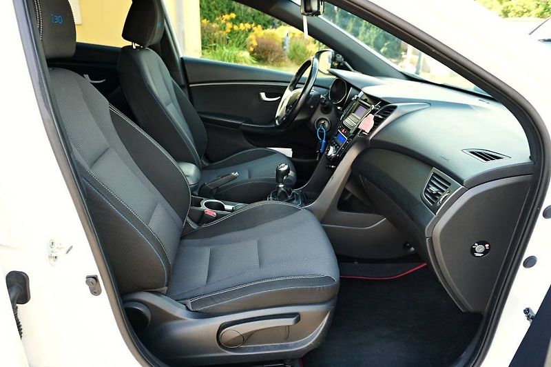 Hyundai i30 (2016) CZECH GO! 1,6 GDI 99 kW - fotka 18 z 44
