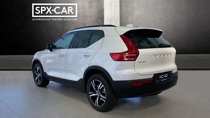 Volvo XC40 (2026) PLUS DARK, B4 FWD, 145+10 kW / - fotka 4 z 11