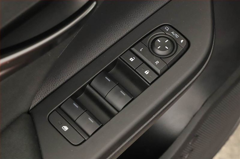 Toyota C-HR (2024) 2.0 Plug-in - fotka 18 z 21