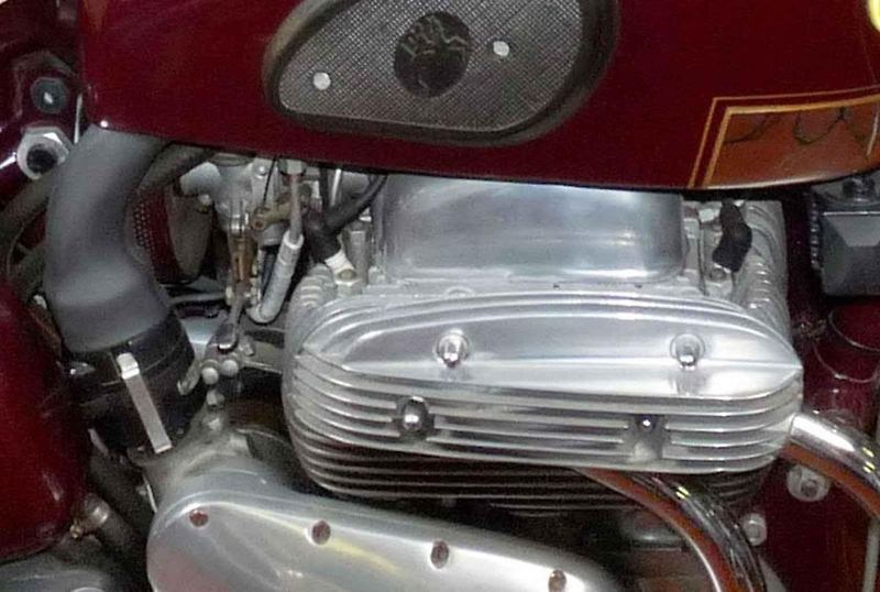 Motocykl Ariel Square Four je považován za Aston Martin mezi jednostopými vozidly. Na snímku je stroj z roku 1953.
