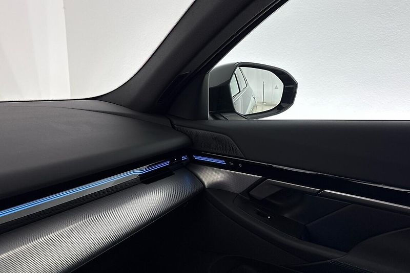 BMW Řada 5 540d xDrive Touring - fotka 16 z 24
