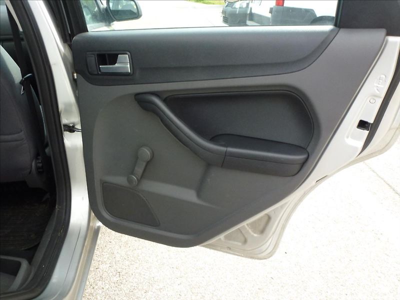 Ford Focus 1,6 16V NOVÁ STK,Klimatizace ! - fotka 23 z 48
