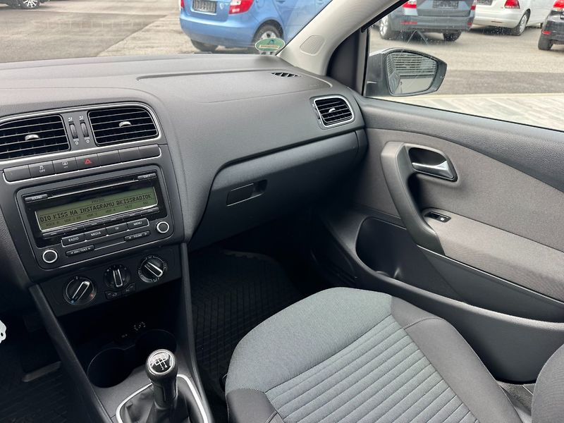 Volkswagen Polo (2011) Comfortline 1,4i 16V 63 Kw - fotka 14 z 28