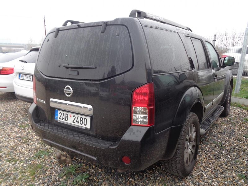 Nissan Pathfinder 3,0 - fotka 3 z 16