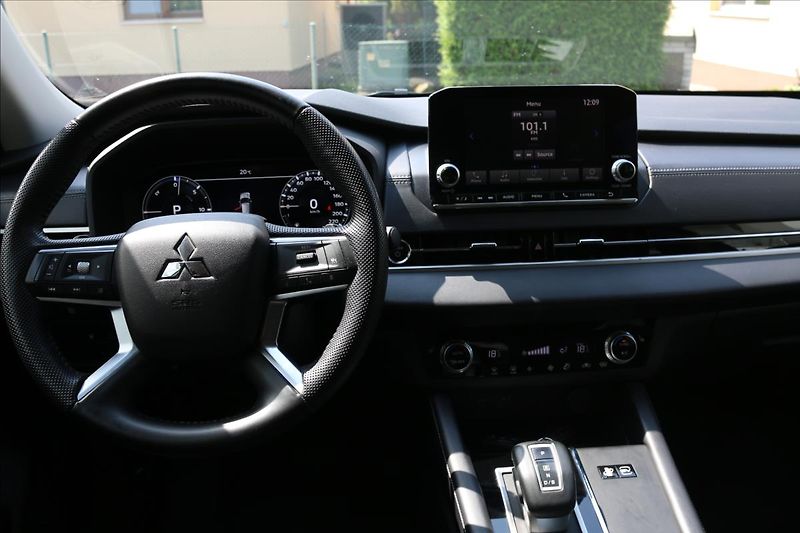 Mitsubishi Outlander 2,4 PHEV, 7míst, Invite - fotka 22 z 53
