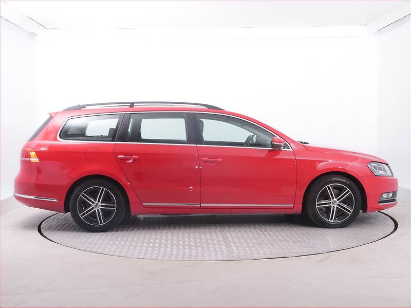 Volkswagen Passat (2014) 2.0 TDI, Navi, Xenony - fotka 6 z 23
