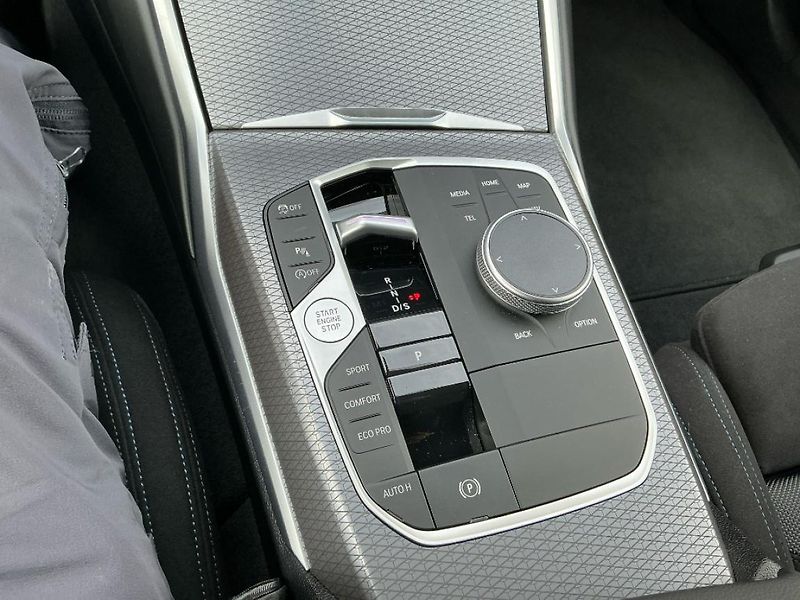 BMW Řada 3 330i xDrive Touring - fotka 11 z 16