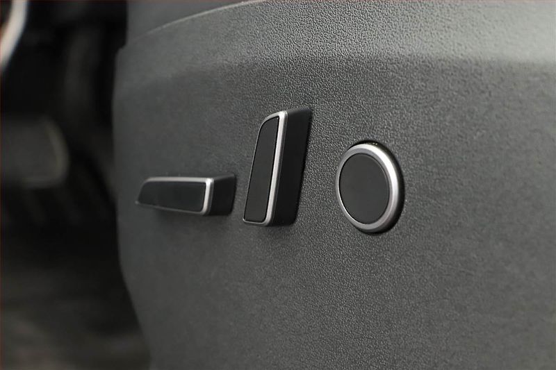 Tesla Model Y (2024) Long Range AWD 79kWh - fotka 26 z 30