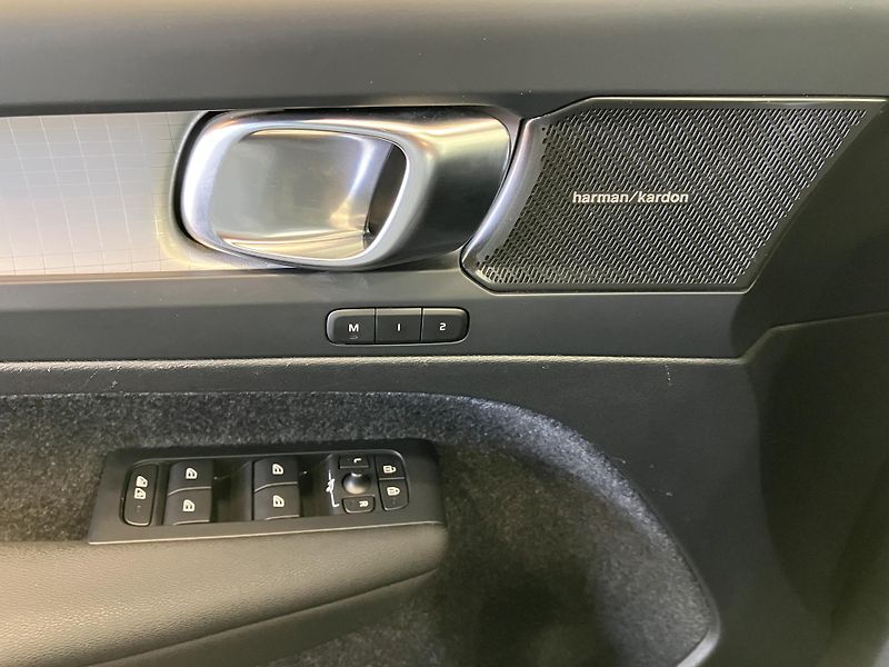 Volvo XC40 B3 FWD Plus Dark AT7 - fotka 18 z 40