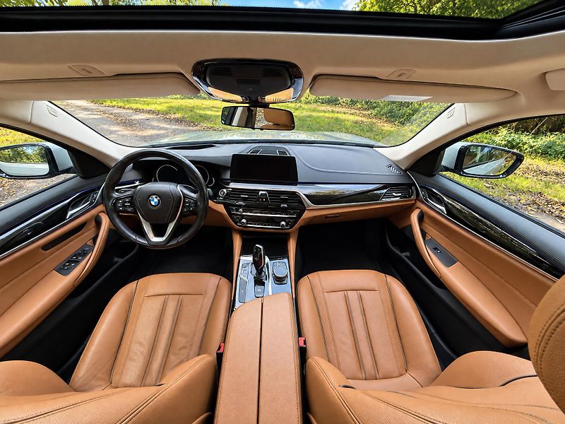 BMW Řada 5 2,0 530i xDrive Luxury Line - fotka 30 z 40