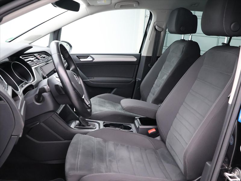 Volkswagen Touran 1,5 TSI EVO 110kW HighLline - fotka 12 z 34