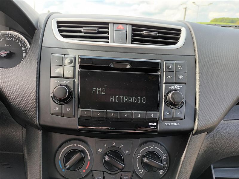 Suzuki Swift 1,2 i,4x4,VÝHŘEV,SERVIS,KOLA, - fotka 30 z 44