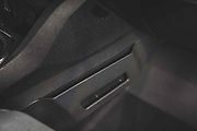 Zajímavé řešení u nohou spolujezdce - držák na notebook