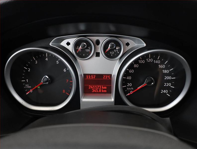 Ford Focus (2010) 1.6 16V, nová STK, Tažné - fotka 8 z 13