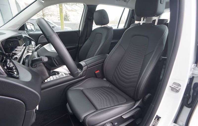 Mercedes-Benz GLB 220 4MATIC Kamera LED Asist - fotka 4 z 8