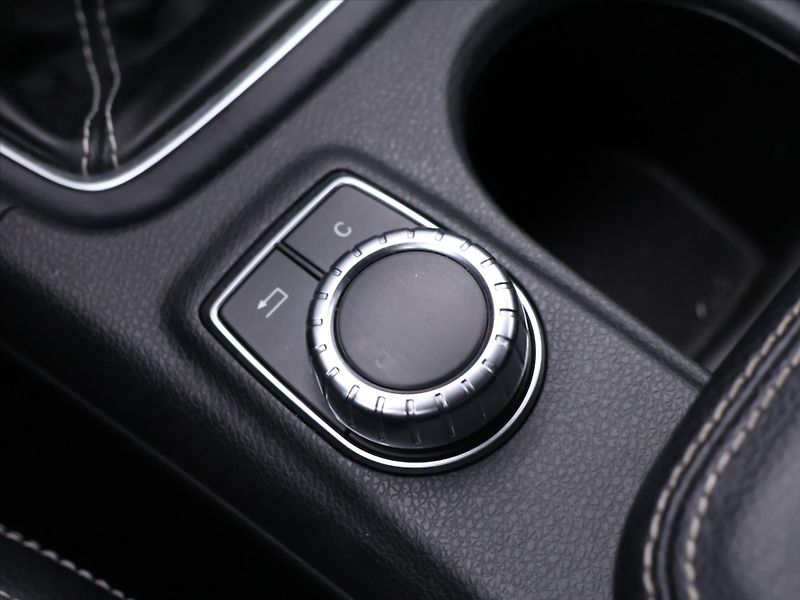 Mercedes-Benz Třídy A 1,6 180i 90kW CZ Sport Xenon - fotka 22 z 30