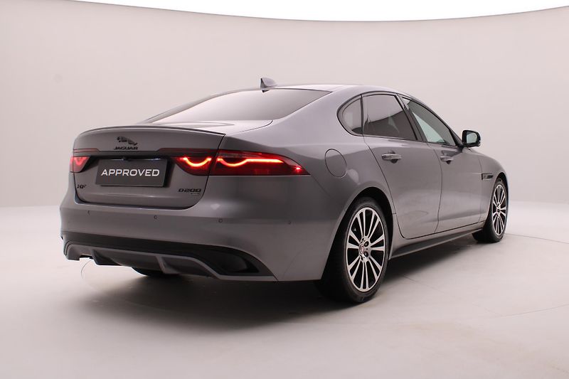 Jaguar XF D200 R-DYNAMIC AWD REZERVACE - fotka 12 z 48