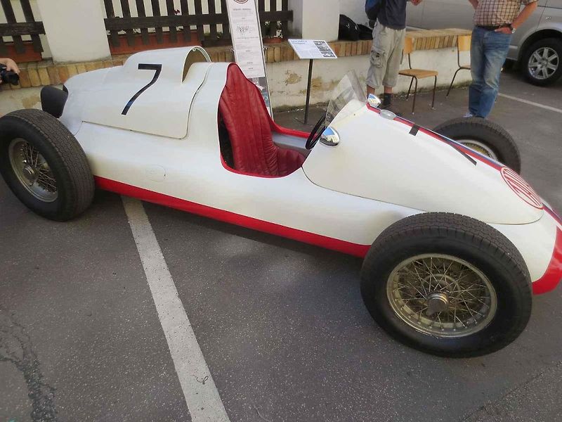 Tatra 607 monopost byl závodní speciál, který splňoval specifikace tehdejšího seriálu mistroství světa F1. Na snímku je jeden z jezdců s vozem Tatra 607-2 na startu Lounského trianglu. Asi v roce 1955.
