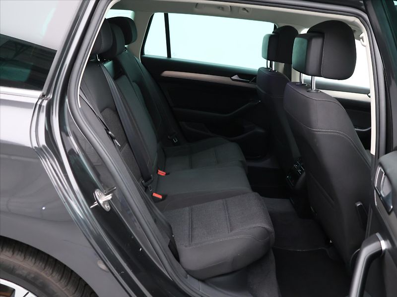 Volkswagen Passat 2,0 TDI 110kW DSG LED 1.Maj - fotka 14 z 31
