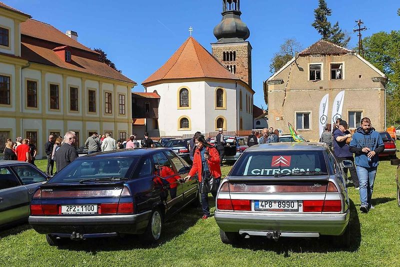 Jarní koulení - sraz automobilů a příznivců značky Citroën na zámku ve Svojšíně na Tachovsku.
