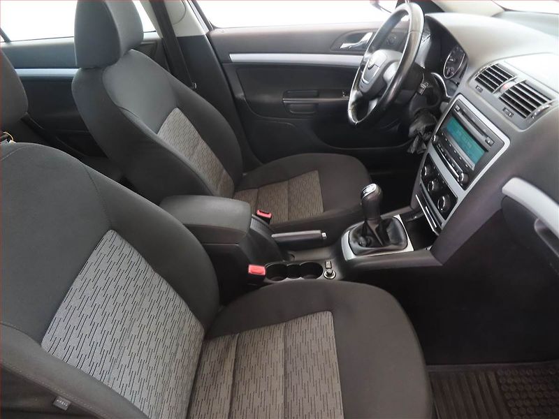 Škoda Octavia (2011) 1.6 TDI - fotka 9 z 12