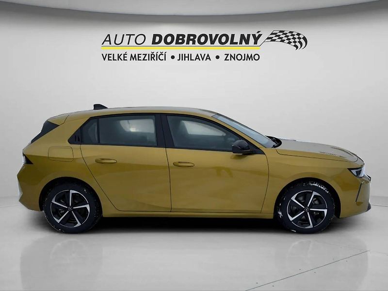 Opel Astra Edition HB 1.2 TURBO (96kW/130 - fotka 9 z 23