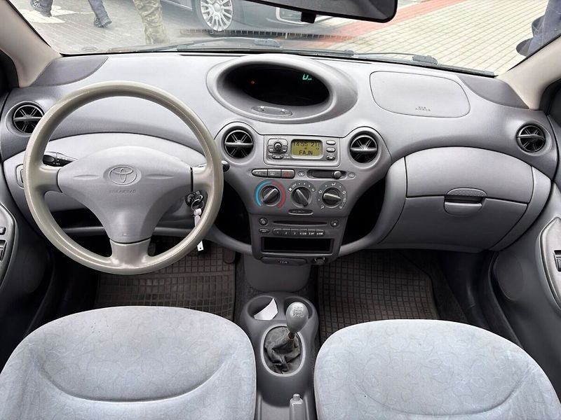 Toyota Yaris 1.0 Terra - fotka 12 z 14