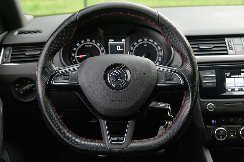 Škoda Octavia 2.0 TDI 135 kW RS Tažné - fotka 22 z 36