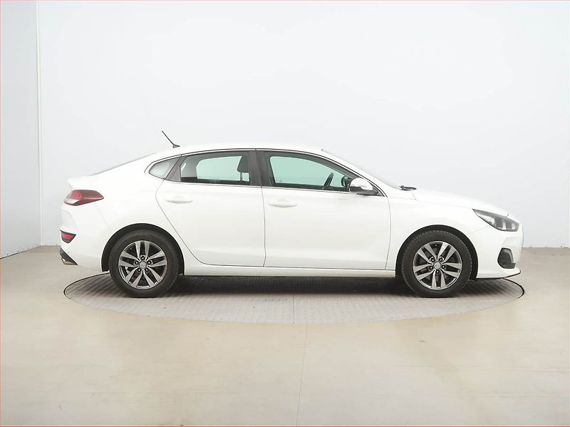 Hyundai i30 (2018) 1.0 T-GDI, Tempomat - fotka 6 z 17