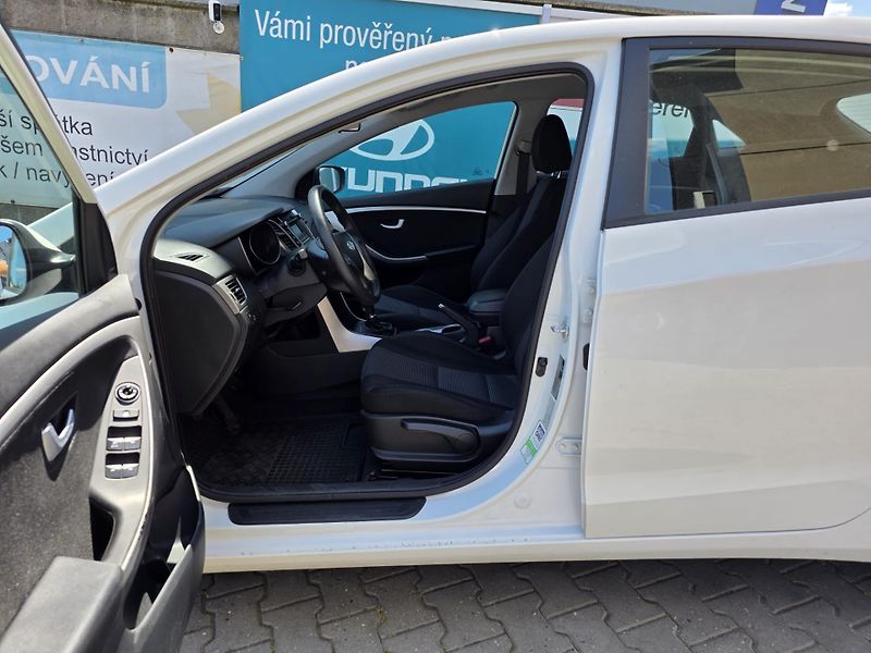 Hyundai i30 1.4-NÍZKÉ KM-KLIMA-ALU - fotka 15 z 15