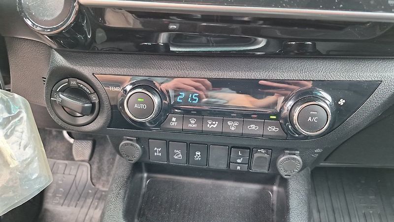 Toyota Hilux Active  2.4L Diesel 6M/T 4x4 - fotka 20 z 23