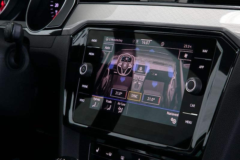 Volkswagen Passat 2.0TDI 110kW Kamera ACC Tažné - fotka 19 z 27
