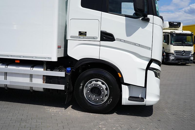 Iveco S-WAY (2021) 420 / E 6 / KONTENER + WINDA / - fotka 18 z 47