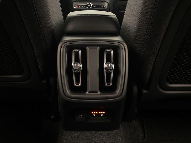 Volvo XC40 (2025) B3 AUT DARK PLUS - fotka 63 z 64