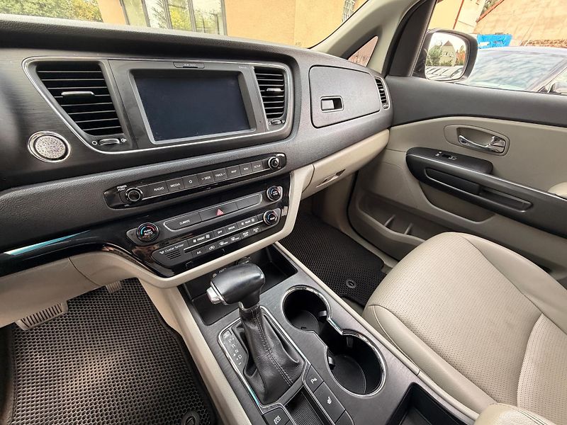 Kia Carnival 2.2-9 MÍST-AUTOMAT-PREMIUM - fotka 12 z 23