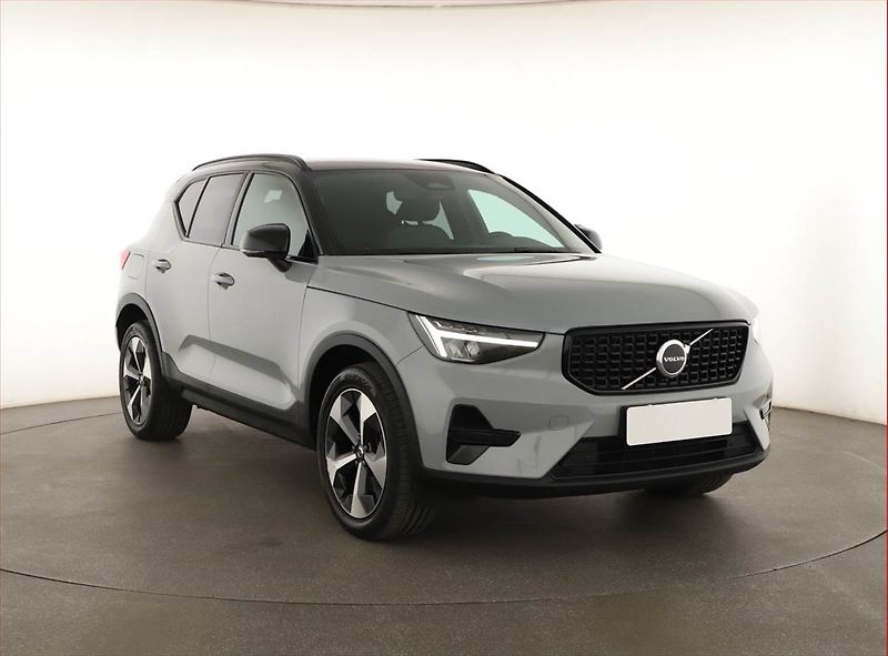 Volvo XC40 (2023) B3 - fotografie inzerátu