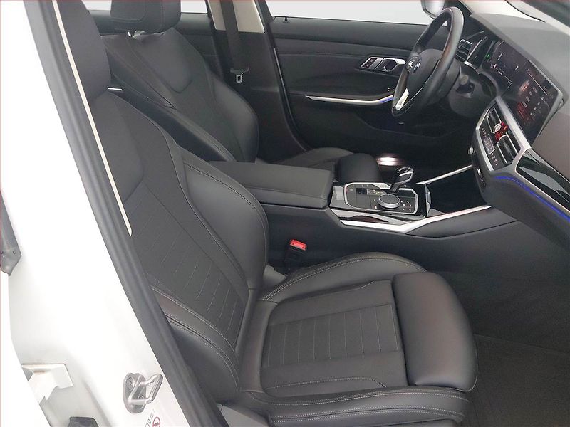 BMW Řada 3 (2022) 320 d xDrive - fotka 9 z 20