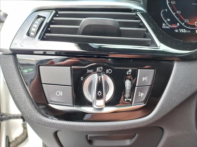 BMW Řada 5 530d Touring xDrive M-paket - fotka 18 z 26