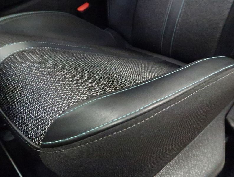 Peugeot 308 1,2 PT ALLURE NAVI KAMERA ČR - fotka 38 z 46