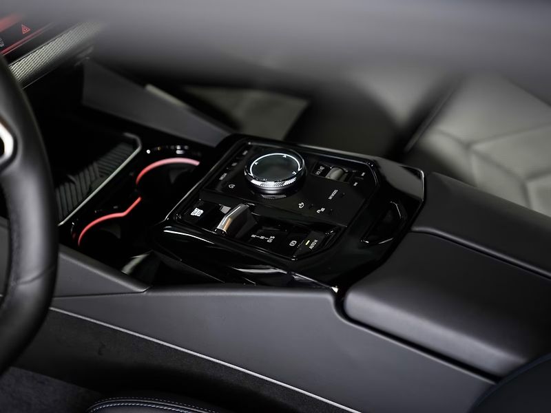 BMW Řada 5 520d xDrive M-Sport DrivAs+ HK - fotka 15 z 22