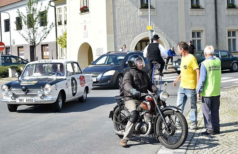 Nablýskaní veteráni projížděli v sobotu celým jihem Prostějovska. Konala se zde tradiční Veterán rallye. 17.6. 2023