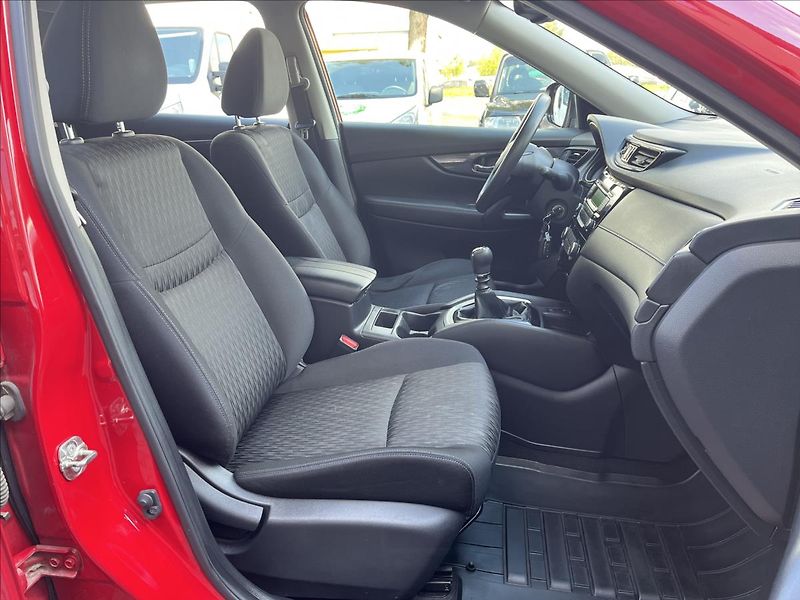 Nissan X-Trail 1,6 DIG-T  Acenta ČR 1 maj - fotka 16 z 21