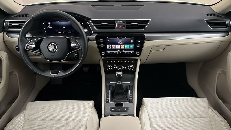 Škoda Superb 2.0 TDI Style Combi - fotka 8 z 25