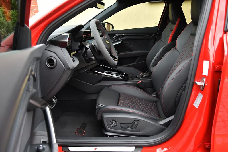 Audi RS 3 2.5 TFSi 294 kW /// REZERVACE  - fotka 12 z 51
