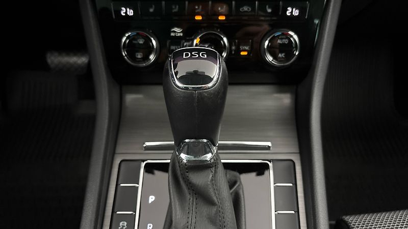 Škoda Superb 2.0 TSI DSG Style Combi - fotka 25 z 29