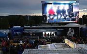 Na velkoplošné obrazovce se opět promítaly sestřihy z rychlostních zkoušek a rozhovory.