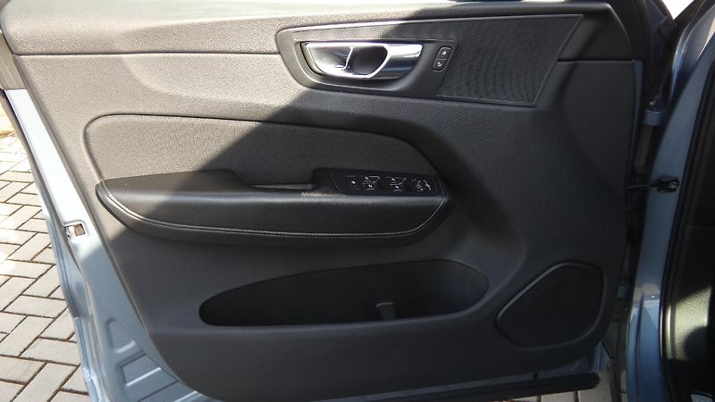 Volvo XC60 D4 Drive-E Momentum AWD - fotka 8 z 21